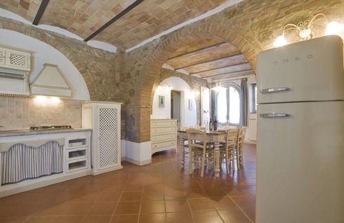 Montalcino Villa | Cosy apartment in villa for 4 people with WIFI, pool, patio, pets allowed and panoramic view
