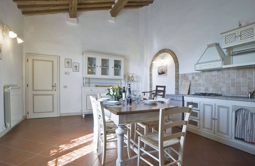 Montalcino Villa | Cosy apartment in villa for 4 people with WIFI, pool, patio, pets allowed and panoramic view