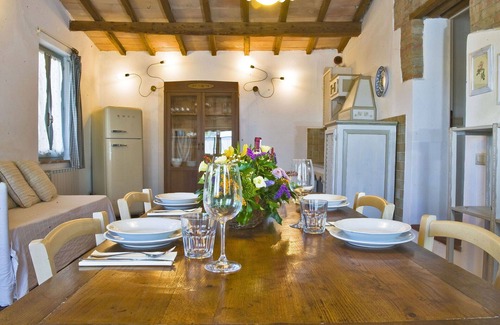 Montalcino Villa | Cosy apartment in villa for 4 people with WIFI, pool, patio, pets allowed and panoramic view