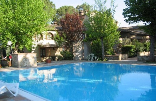 Colle di Val d'Elsa House | Cosy apartment in villa for 2 guests with pool, TV, patio and pets allowed