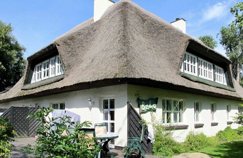 Altenkirchen Villa | Cosy apartment in villa for 4 people with WIFI, TV, terrace and pets allowed