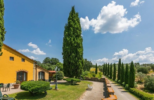 Capraia e Limite Villa | Cosy apartment in villa for 4 guests with A/C, pool, WIFI, TV and parking