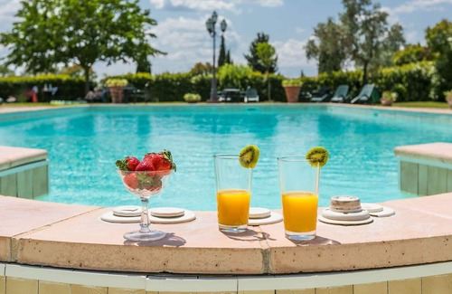 Capraia e Limite Villa | Cosy apartment in villa for 4 guests with A/C, pool, WIFI, TV and parking