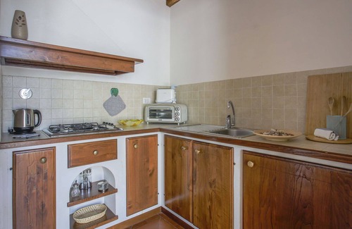 Sesto Fiorentino Villa | Cosy apartment in villa for 3 guests with pool, WIFI, TV, terrace and pets allowed