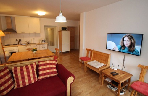 Muhldorf Apartment | Cosy apartment for 8 guests with WIFI, TV and balcony