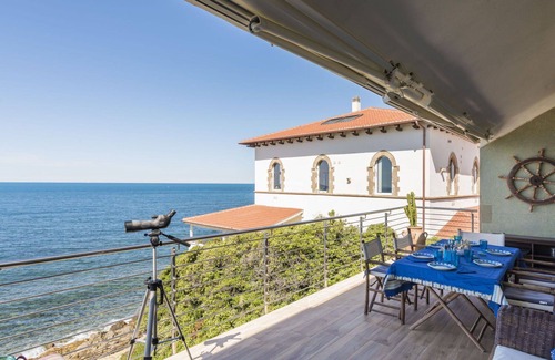 Civitavecchia Apartment | Cosy apartment for 7 guests with WIFI, TV, terrace and pets allowed