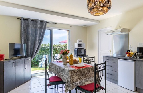 Plougonvelin Apartment | Cosy apartment for 2 guests with WIFI, TV, patio, pets allowed and parking