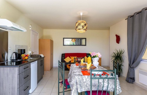 Plougonvelin Apartment | Cosy apartment for 2 guests with WIFI, TV, patio, pets allowed and parking