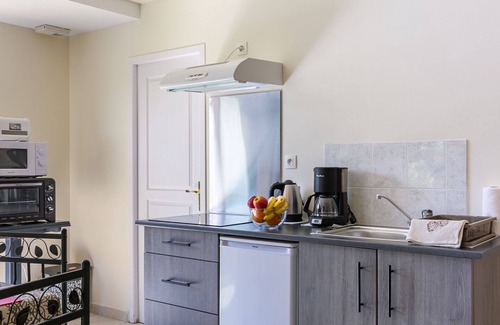Plougonvelin Apartment | Cosy apartment for 2 guests with WIFI, TV, patio, pets allowed and parking