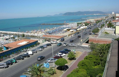 Marina di Massa Apartment | Cosy apartment for 3 people with WIFI, TV, pets allowed and parking, close to Forte Dei Marmi