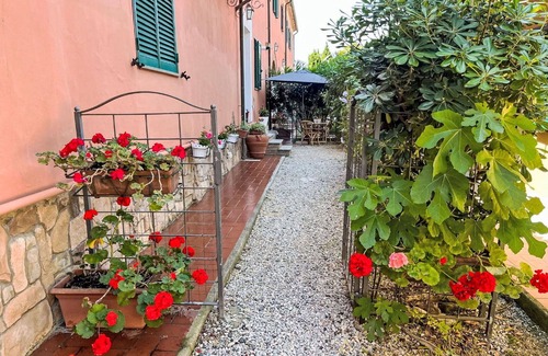 Cecina Apartment | Cosy apartment for 3 guests with WIFI, pool, A/C, TV and pets allowed