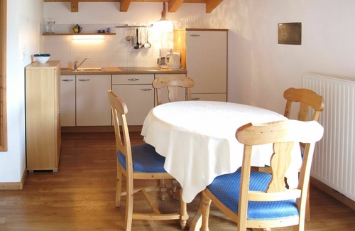 Merano Apartment | Cosy apartment for 3 guests with pool, WIFI, A/C, hot tub, TV, balcony and pets allowed