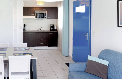 Saint-Palais-sur-Mer Apartment | Cosy apartment for 4 guests with hot tub, WIFI, pool, TV, terrace, pets allowed and parking