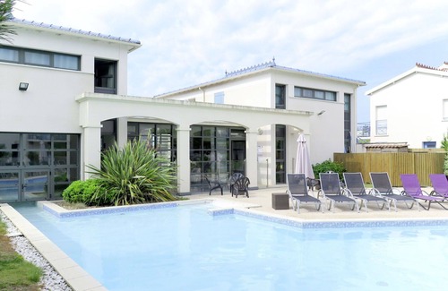Saint-Palais-sur-Mer Apartment | Cosy apartment for 4 guests with hot tub, WIFI, pool, TV, terrace, pets allowed and parking