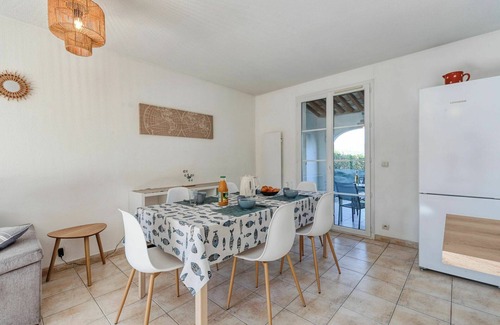Cogolin Apartment | Cosy apartment for 4 guests with pool, A/C, WIFI, TV, patio, pets allowed and panoramic view