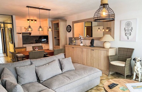 Bredene Apartment | Cosy apartment for 4 guests with WIFI, TV, balcony and pets allowed