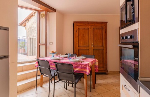 Maccagno Apartment | Cosy apartment for 5 people with TV, terrace and pets allowed