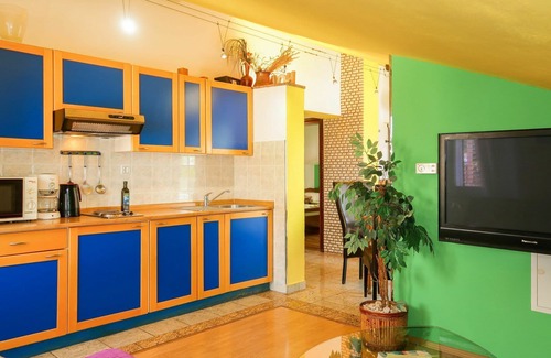Marsici Apartment | Cosy apartment for 6 people with WIFI, A/C, TV, patio, pets allowed and parking