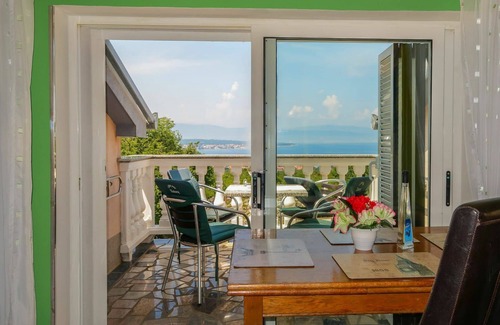 Marsici Apartment | Cosy apartment for 6 people with WIFI, A/C, TV, patio, pets allowed and parking