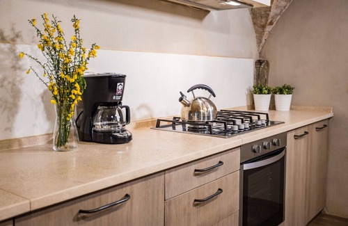 Cortona Old Town Apartment | Cosy apartment for 6 people with A/C, WIFI, TV and patio