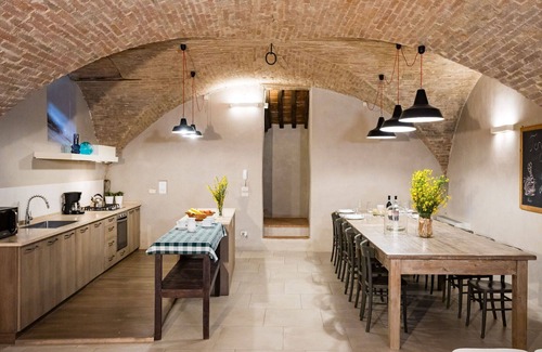 Cortona Old Town Apartment | Cosy apartment for 6 people with A/C, WIFI, TV and patio