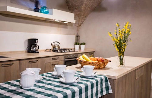 Cortona Old Town Apartment | Cosy apartment for 6 people with A/C, WIFI, TV and patio