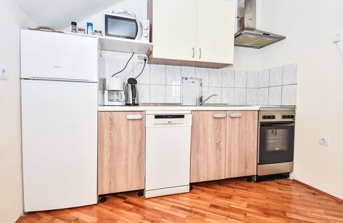 Slunj Apartment | Cosy apartment for 6 people with A/C, WIFI, TV, terrace and parking
