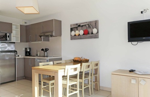 Frehel Apartment | Cosy apartment for 6 people with WIFI, pool, TV, terrace, pets allowed and parking