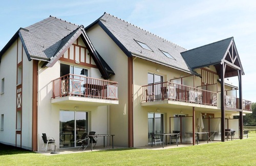 Frehel Apartment | Cosy apartment for 6 people with WIFI, pool, TV, terrace, pets allowed and parking