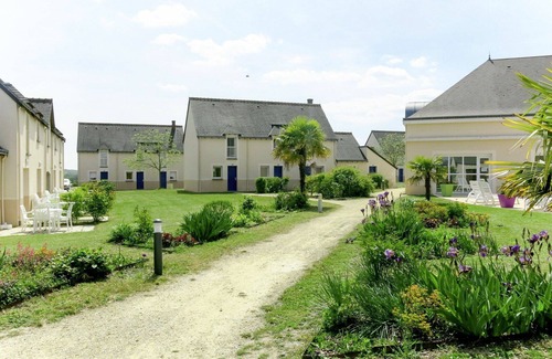 Azay-le-Rideau House | Cosy apartment in villa for 8 guests with WIFI, pool, TV, terrace and pets allowed