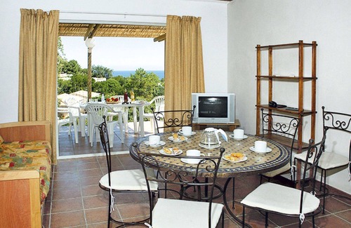 Favone House | Cosy apartment in villa with A/C, WIFI, pool, TV, patio, pets allowed and panoramic view