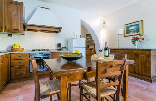 Montespertoli Villa | Cosy apartment in villa for 4 people with WIFI, pool, TV, patio, pets allowed and panoramic view