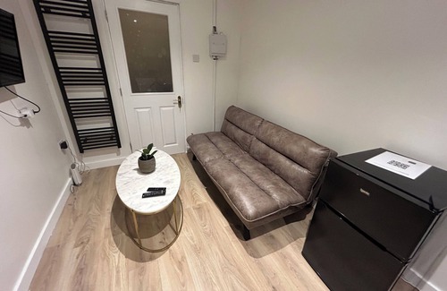 Horley Apartment | Cosy apartment in a unique village close to Gatwick Airport and trains to london