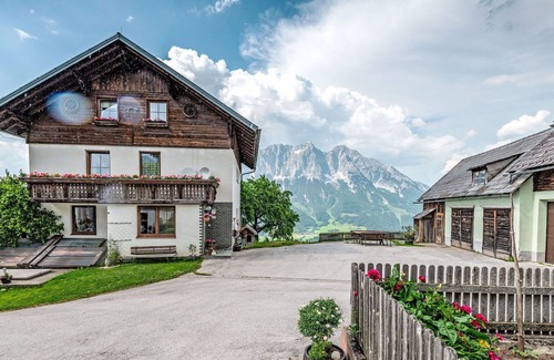 Oeblarn Villa | Cosy apartment in villa for 6 guests with WIFI and TV