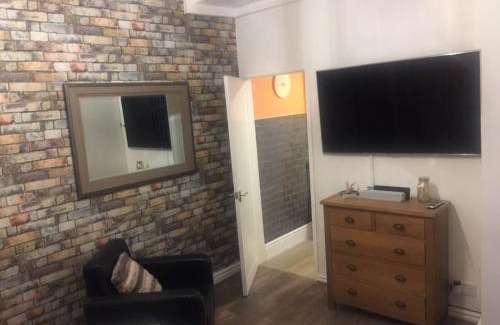 Preston Apartment | Cosy Apartment in Private Courtyard
