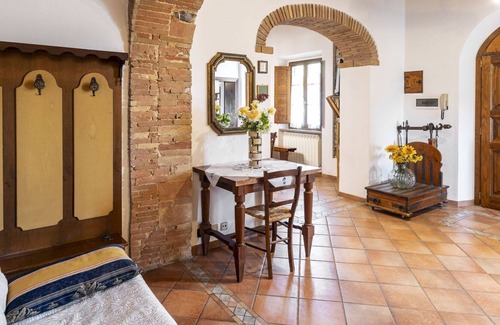 Poggiarello Villa | Cosy apartment in villa with pool, WIFI, TV, patio, panoramic view, parking, close to San Gimignano