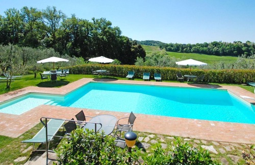 Poggiarello Villa | Cosy apartment in villa with pool, WIFI, TV, patio, panoramic view, parking, close to San Gimignano