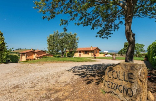 Scansano Villa | Cosy apartment in villa for 4 guests with WIFI, pool, A/C, TV, terrace and pets allowed