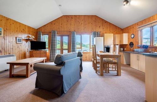 Glen Urquhart House | Cosy apartment in villa for 6 people with WIFI, TV and pets allowed