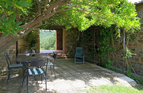 Paciano Villa | Cosy apartment in villa for 6 people with WIFI, pool, TV, terrace and pets allowed