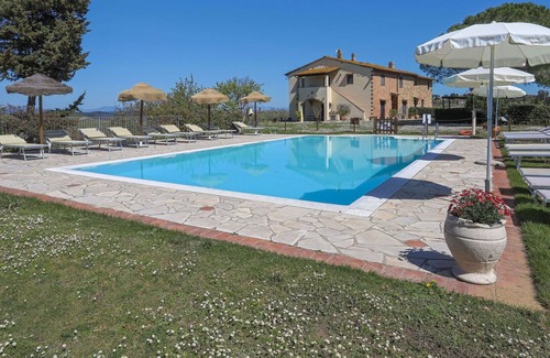 Sughera Villa | Cosy apartment in villa for 4 people with WIFI, pool, TV, terrace, pets allowed and parking