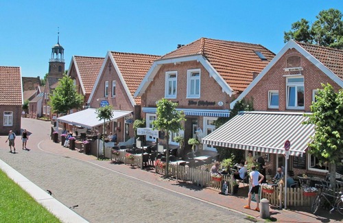 Bunde House | Cosy apartment in villa for 4 people with WIFI, TV, terrace and parking