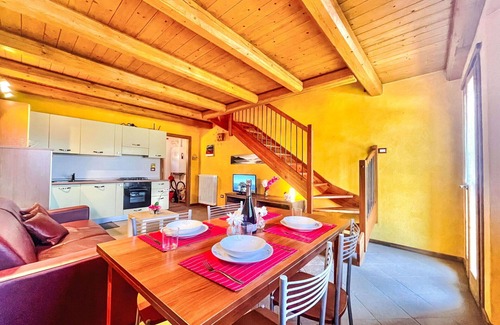 Peglio House | Cosy apartment in villa for 6 guests with WIFI, TV and patio