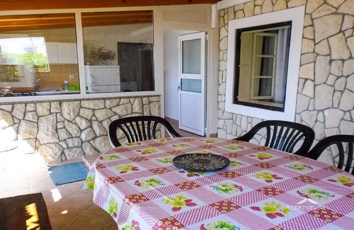 Zubovici Apartment | Cosy Apartment near the beach in Zubovici, Croatia