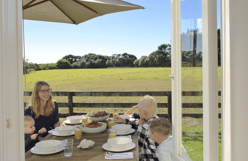 Pataua Cottage | Cosy Beach Cottage surrounded by Nature - Tahi