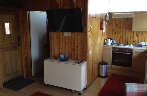 Taynuilt Cabin | Cosy cabin with open views of Loch Awe.