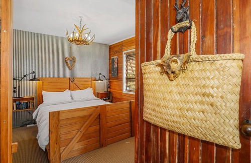 Rotorua Cottage | Cosy Central Cottage - Hunting Lodge Style Unit | Central Location