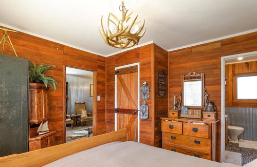 Rotorua Cottage | Cosy Central Cottage - Hunting Lodge Style Unit | Central Location