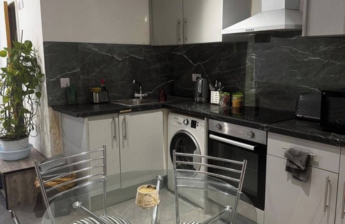 Welford House | Cosy Central Home - Sleeps 5, Free Parking & Patio