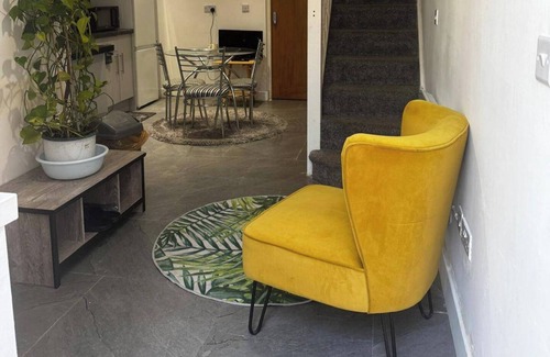Welford House | Cosy Central Home - Sleeps 5, Free Parking & Patio